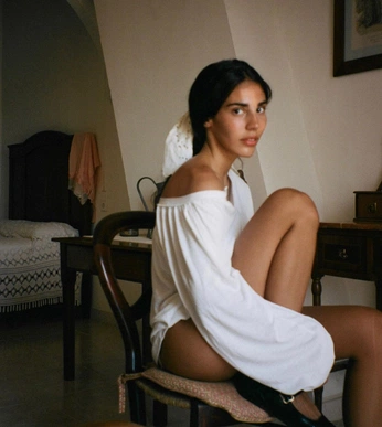 A cover of "A girl" cluster. The owner is ideaofplace. The cluster consists of 8 elements.