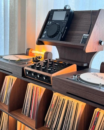 A cover of "Dj booth" cluster. The owner is casperschoeber. The cluster consists of 5 elements.