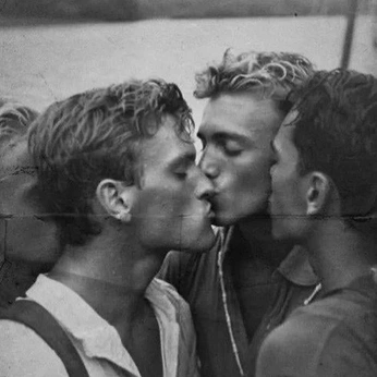 A cover of "kisses" cluster. The owner is eusex. The cluster consists of 37 elements.