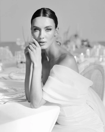 A cover of "wedding" cluster. The owner is seshie. The cluster consists of 4 elements.