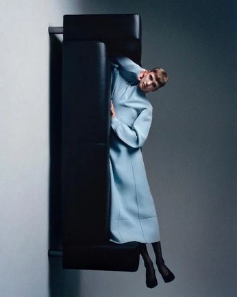 A cover of "posing sitting" cluster. The owner is namaste.oomm. The cluster consists of 13 elements.