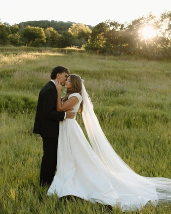 A cover of "Wedding photography" cluster. The owner is elliebellie. The cluster consists of 4 elements.