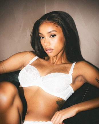 A cover of "WHITE" cluster. The owner is robertpiinder. The cluster consists of 8 elements.