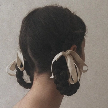 A cover of "very demure very mindful" cluster. The owner is lylanina. The cluster consists of 11 elements.