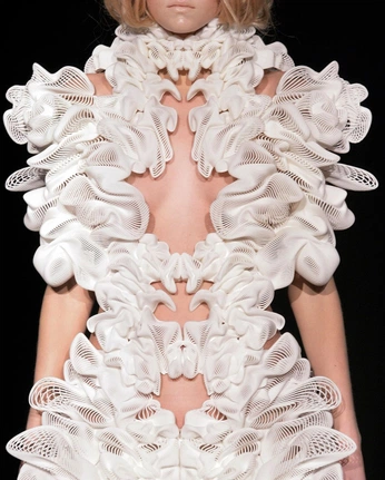 A cover of "shape" cluster. The owner is blackbruise. The cluster description is "the space in between//". The cluster consists of 22 elements.