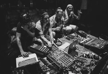 A cover of "B&W DJ" cluster. The owner is shafik. The cluster consists of 4 elements.