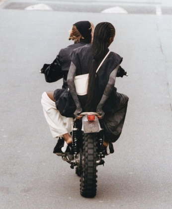 A cover of "Lovers Riding" cluster. The owner is jmc. The cluster consists of 35 elements. 2 create it.