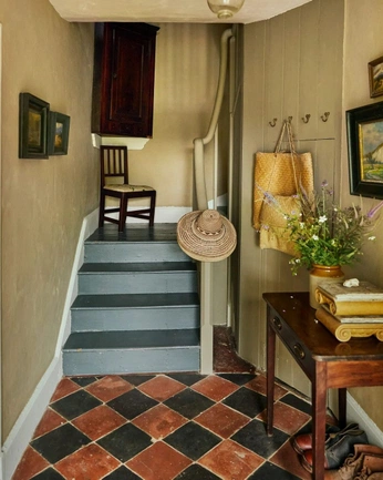 A cover of "A house for a home" cluster. The owner is whatsibseas. The cluster consists of 5 elements.