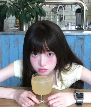 A cover of "Makeup" cluster. The owner is smolonigiri. The cluster consists of 1 element.