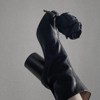 A cover of "Black" cluster. The owner is laleli. The cluster consists of 35 elements.