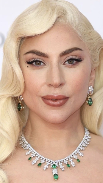 A cover of "portrait" cluster. The owner is anachanes. The cluster consists of 16 elements.