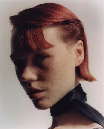 A cover of "Romy Andresen" cluster. The owner is simonhengesbach. The cluster description is "1. Beauty 2. Hair 3.Portrait 4. rot/ weiß 5.rot/ rot 6. Blume". The cluster consists of 37 elements.