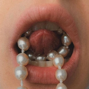 A cover of "// aphrodite" cluster. The owner is goldihni. The cluster consists of 2 elements.