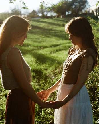 A cover of "taylo and alix engage" cluster. The owner is jadedexposure. The cluster consists of 6 elements.