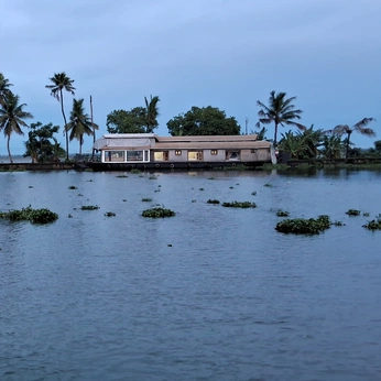 A cover of "Kerala" cluster. The owner is aestheticallyfuc. The cluster consists of 11 elements.