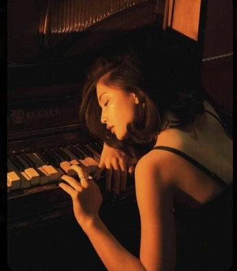 A cover of "Anna photos" cluster. The owner is bluepigfilms. The cluster consists of 5 elements.