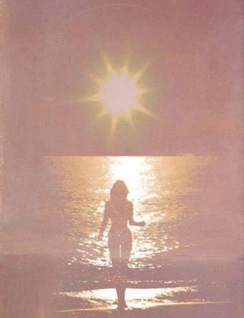 A cover of "Solstice" cluster. The owner is uhhhxo. The cluster consists of 20 elements.