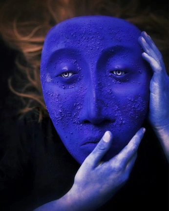 A cover of "black & blue" cluster. The owner is uhhhxo. The cluster consists of 17 elements.