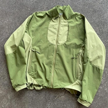 A cover of "ESSENTIALS" cluster. The owner is capucinejacquet. The cluster consists of 6 elements.