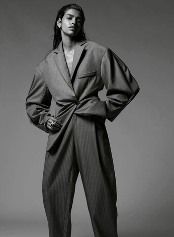 A cover of "suiting" cluster. The owner is cerisealabi. The cluster consists of 14 elements.