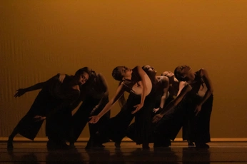 A cover of "现当代" cluster. The owner is peachhoooh. The cluster consists of 18 elements.