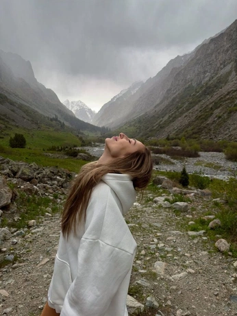 A cover of "Poses" cluster. The owner is patricia.pinelo. The cluster consists of 7 elements.