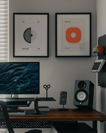 A cover of "Desk Setups" cluster. The owner is avrgtech. The cluster consists of 2 elements.