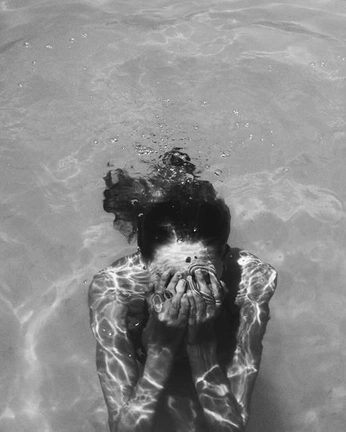 A cover of "b&w sea" cluster. The owner is elsivia.inspo. The cluster consists of 81 elements.