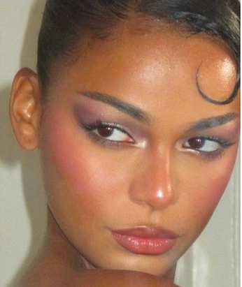 A cover of "Face as a canvas" cluster. The owner is milobuggie. The cluster consists of 7 elements.