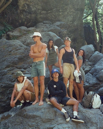 A cover of "Vintage hiking" cluster. The owner is selinoner. The cluster consists of 18 elements.