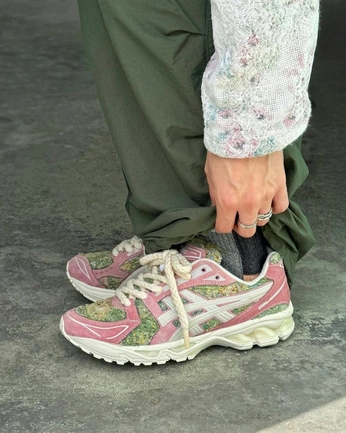 A cover of "Sneakers" cluster. The owner is shambhavi.art. The cluster consists of 6 elements.