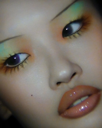 A cover of "Makeup" cluster. The owner is imlillian. The cluster consists of 2 elements.