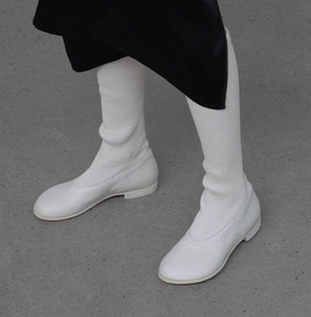 A cover of "clothin🧣" cluster. The owner is arteryknight. The cluster consists of 4 elements.