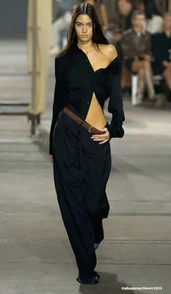 A cover of "runway // editorial" cluster. The owner is avo444. The cluster consists of 30 elements.