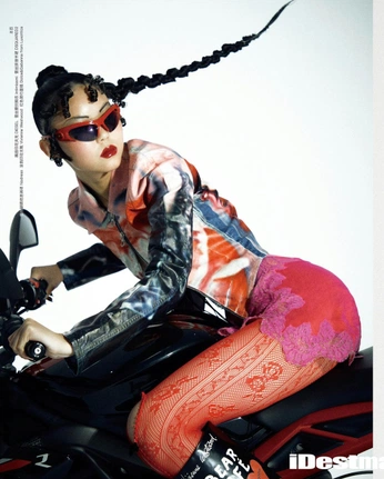 A cover of "Moto" cluster. The owner is eloan. The cluster consists of 16 elements.