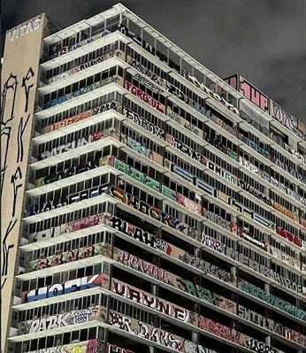 A cover of "V4NDAL" cluster. The owner is kikalascage. The cluster consists of 38 elements.