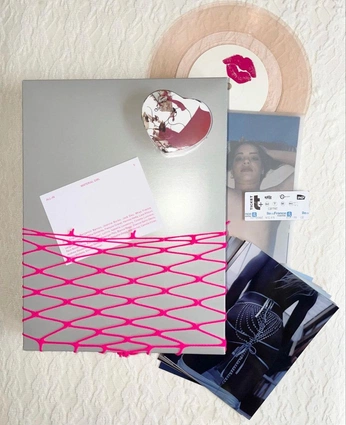 A cover of "0_0" cluster. The owner is arthurr. The cluster consists of 18 elements.