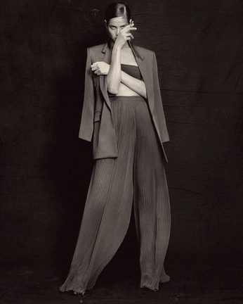 A cover of "Poses editorial" cluster. The owner is r.francisco. The cluster consists of 12 elements.