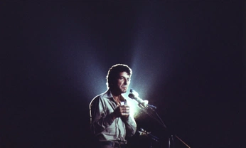 A cover of "Portrait artiste" cluster. The owner is meflahines. The cluster consists of 10 elements.