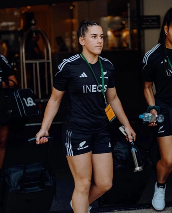 A cover of "Made Of Gold" cluster. The owner is mimiseagar. The cluster consists of 5 elements.