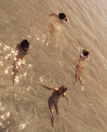 A cover of "Reflection" cluster. The owner is mositis. The cluster consists of 3 elements.