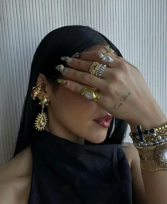 A cover of "STEEZ" cluster. The owner is helinaseyoum. The cluster consists of 7 elements.