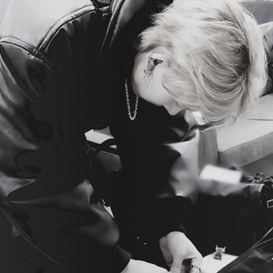 ˈer-əl-fē-əs. avatar