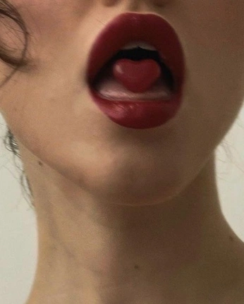 A cover of "Womanhood" cluster. The owner is meulen. The cluster consists of 2 elements.