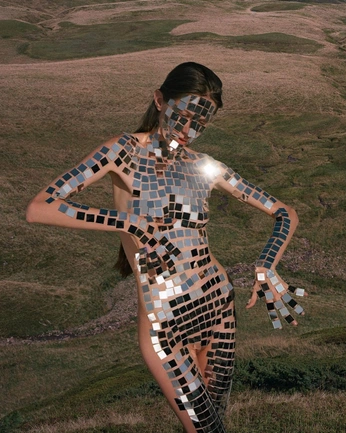 A cover of "etheral" cluster. The owner is noemihu. The cluster consists of 1 element.