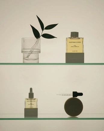 A cover of "LE LABO" cluster. The owner is criscsns. The cluster consists of 14 elements.