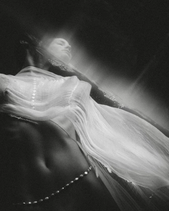 A cover of "Daenerys – Mhysa" cluster. The owner is bendecida. The cluster description is "visuals inspired by daenerys stormborn.". The cluster consists of 7 elements.