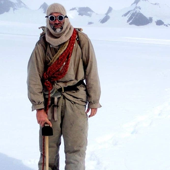 A cover of "OUTSIDE" cluster. The owner is clair.cr. The cluster description is "gorpcore". The cluster consists of 115 elements.