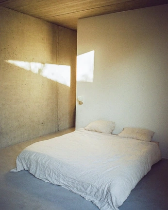 A cover of "Bed" cluster. The owner is vanellimel. The cluster consists of 3 elements.