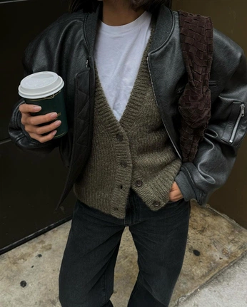 A cover of "📸⚡️" cluster. The owner is crisara. The cluster consists of 205 elements.